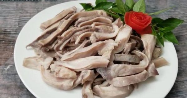Món dạ dày heo luộc trắng giòn sần sật