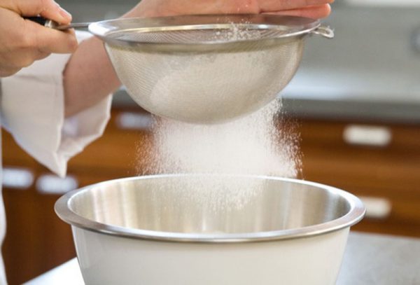 Rây bột và cho nước cốt dừa vào