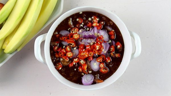 Cách làm mắm ruốc chấm xoài kiểu Thái