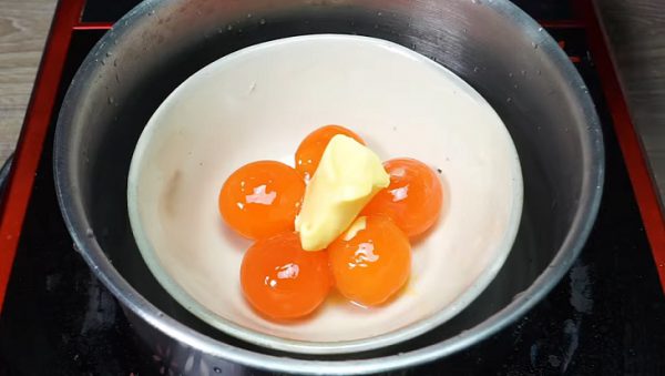 Cho trứng muối và bơ vào chưng 