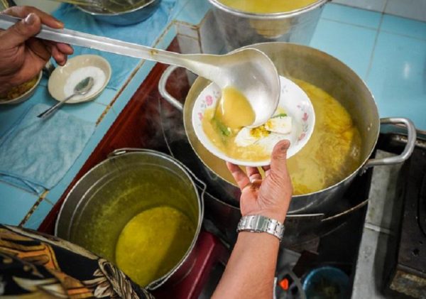 Xếp các nguyên liệu vào tô chan nước vào và thưởng thức