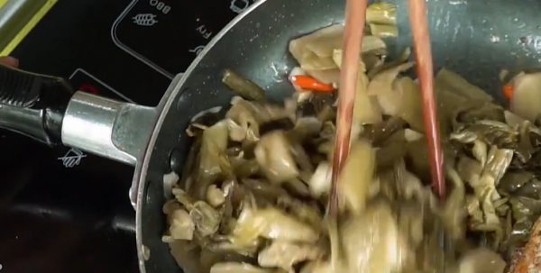 Phi thơm tỏi rồi cho dưa chua vào xào