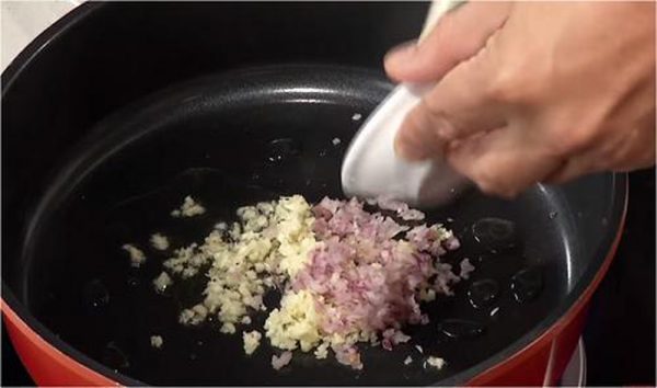 Đun nóng dầu cho hành và tỏi vào phi thơm