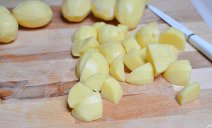 Khoai tây cắt miếng vừa ăn