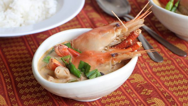 Món canh Tom Yum chua cay kiểu Thái đơn giản