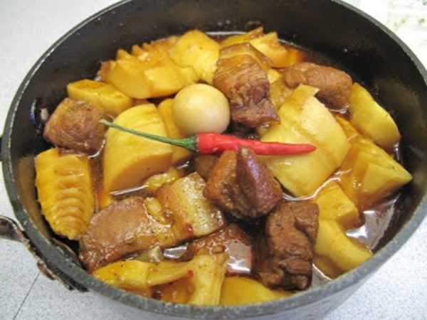 Kho chân giò