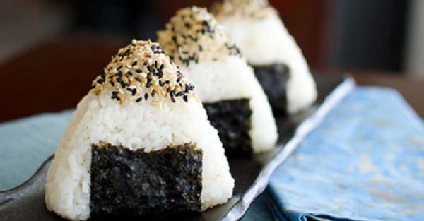 Món cơm nắm kim chi Hàn Quốc ngon tuyệt