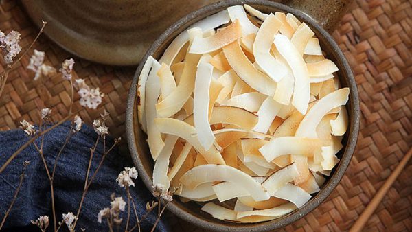 Món dừa sấy ăn vặt vừa ngon vừa giúp giảm cân