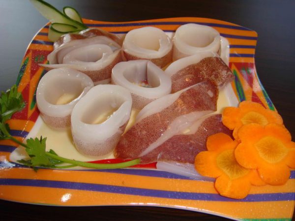 Mực rửa sạch cắt miếng vừa ăn