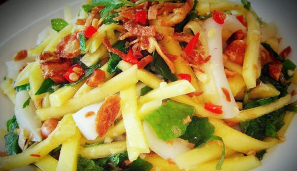 Cho gỏi ra đĩa rắc thêm đậu phộng lên trên
