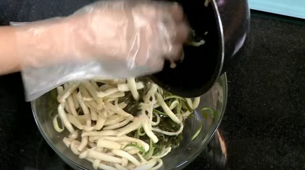 Cho thêm nấm và mè vào trộn đều