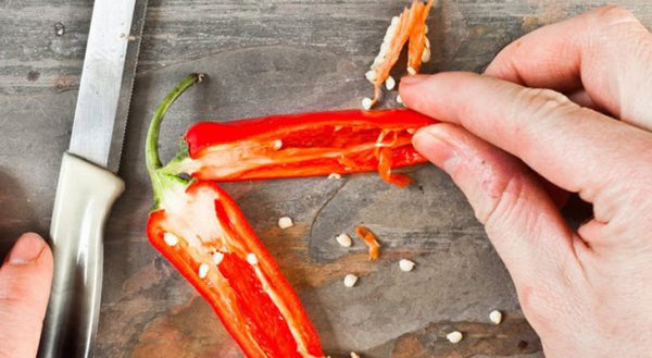 Ớt đem rửa sạch bỏ cuống và cắt dọc