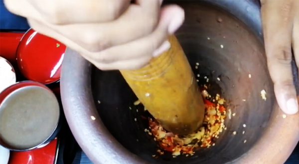 Cho ớt và tỏi vào cối rồi giã thật nhuyễn