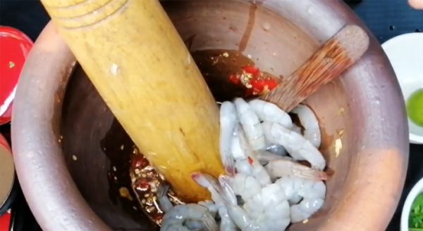 Cho tôm và tôm khô vào cối và trộn đều lên