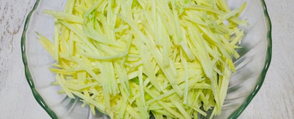 Xoài xanh bào thành sợi nhỏ