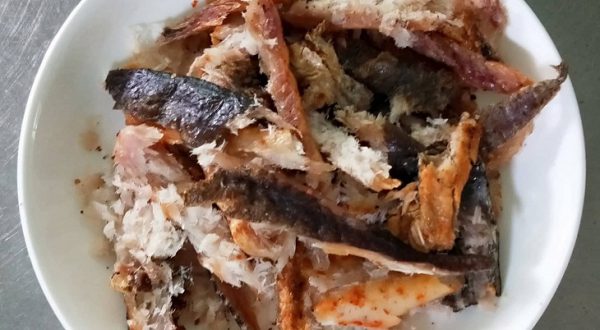 Cá khô nướng chín xé thành từng miếng nhỏ