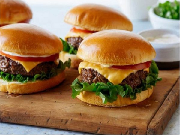 Món hamburger bò kiểu Mỹ đơn giản tại nhà