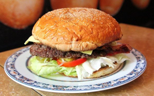 Trang trí và thưởng thức hamburger