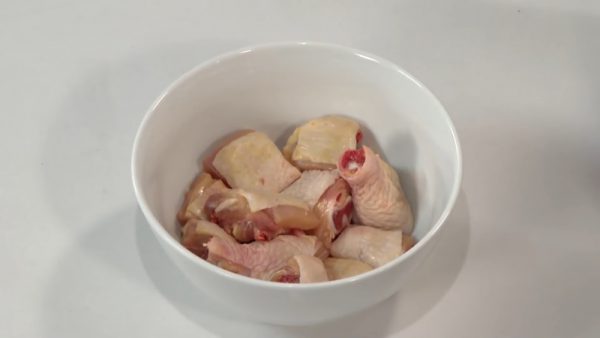 Gà rửa sạch chặt miếng vừa ăn