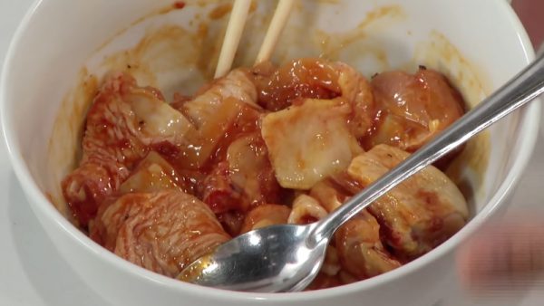 Ướp thịt gà cùng gia vị