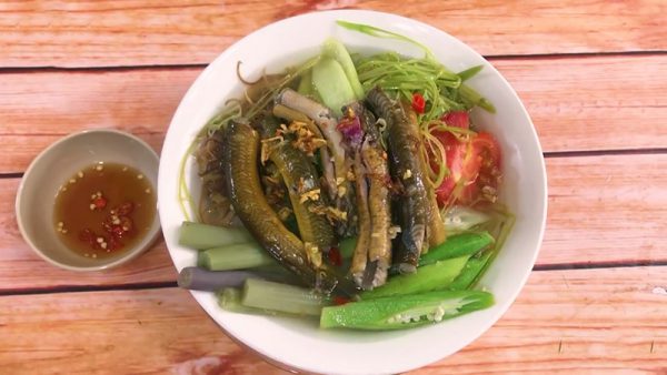 Món lẩu lươn chua cay thơm nồng cho ngày mưa
