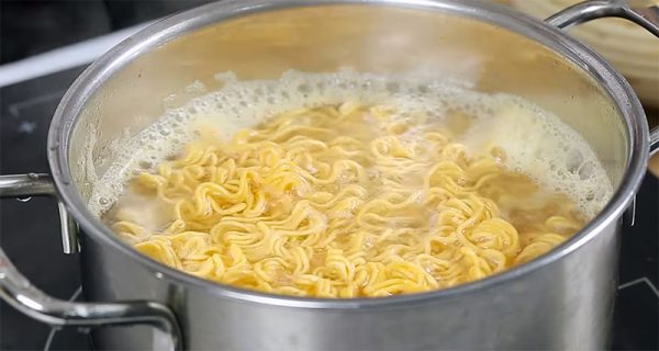 Chần mì và trộn mì