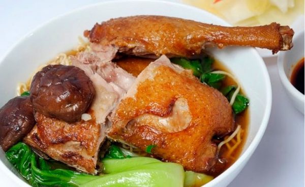 Món mì vịt tiềm ngon ngất ngây chuẩn vị người Hoa