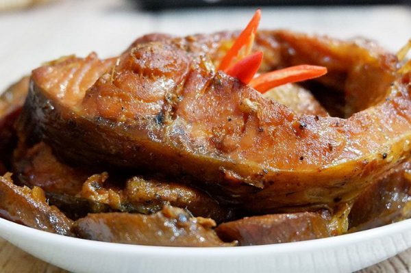 Món cá kho chuối riềng dân dã đưa cơm
