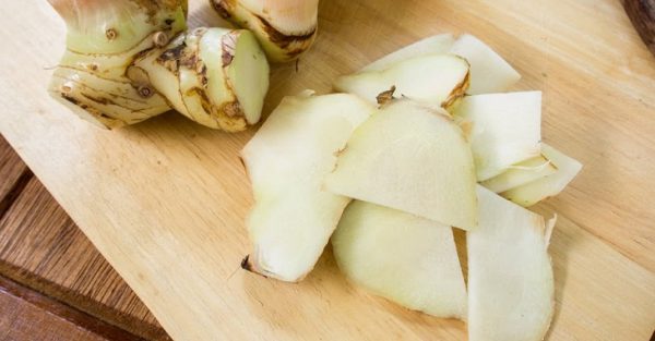 Riềng cạo vỏ thái lát mỏng