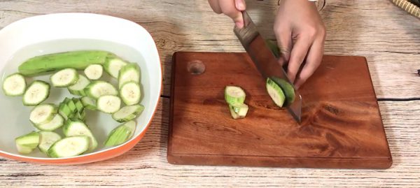 Chuối cắt khúc ngâm nước muối pha loãng