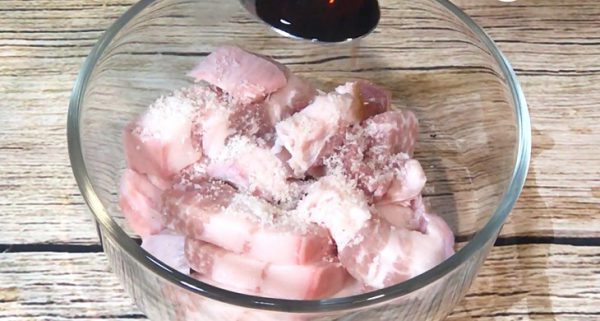 Ướp thịt ba chỉ cùng gia vị