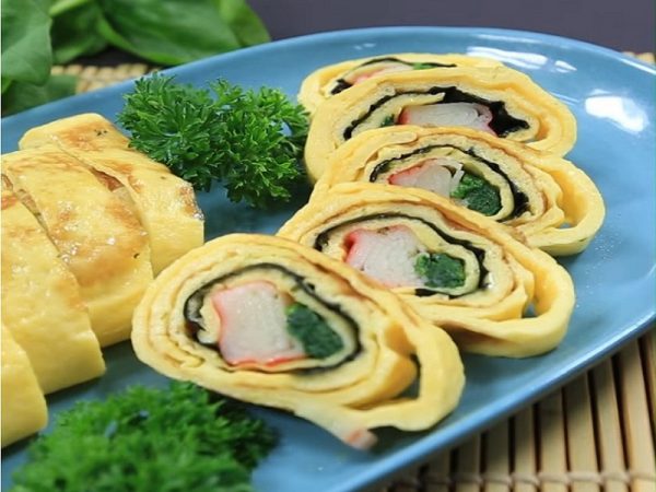 Cắt trứng thành khoanh tròn nhỏ vừa ăn và thưởng thức