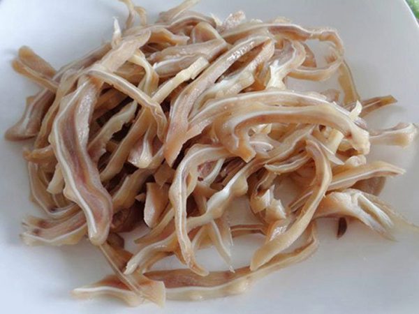 Luộc chín tai lợn rồi cắt sợi