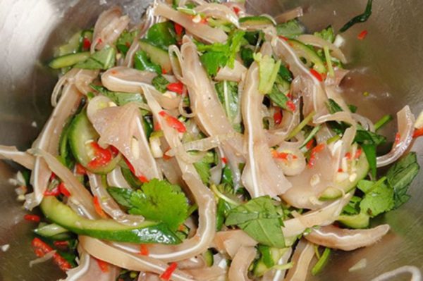 Trộn nộm tai lợn cùng xoài xanh