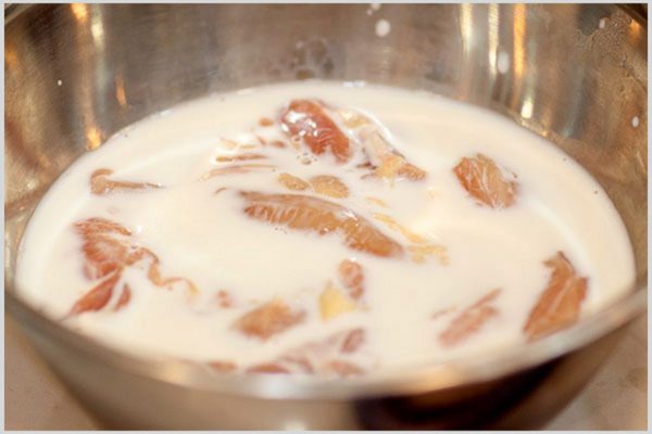 Đun sữa đặc rồi cho thịt vào ngâm