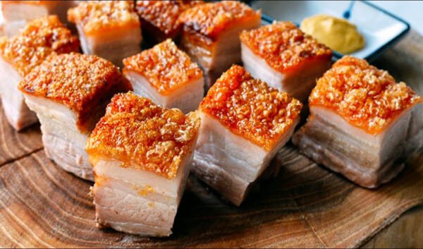 Thịt heo quay cắt thành từng miếng