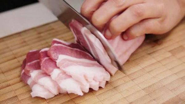 Thịt rửa sạch cắt miếng vừa ăn