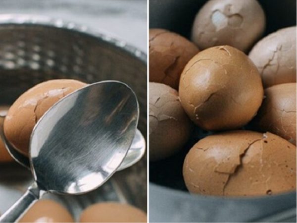 Trứng chín vớt ra ngâm trong nước lạnh