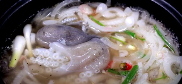 Cho bạch tuộc vào nhúng