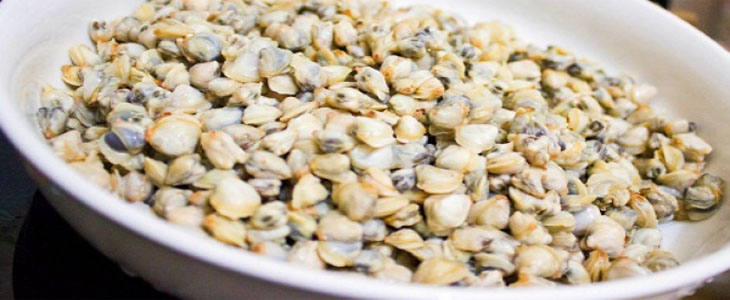 Hến luộc lấy phần ruột để riêng
