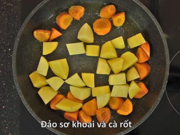 Sơ chế khoai tây và cà rốt