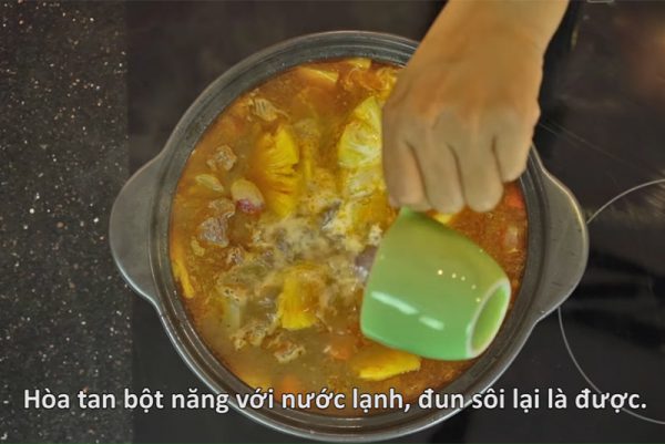 Bột năng pha với nước lạnh rồi đổ vào đun sôi