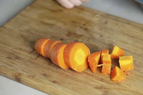 Cà rốt cắt miếng vừa ăn