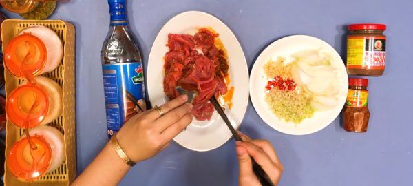 Ướp thịt bò cùng gia vị