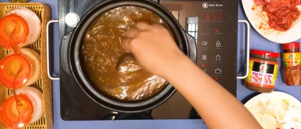 Thêm nước vào nồi rồi nêm nếm lại