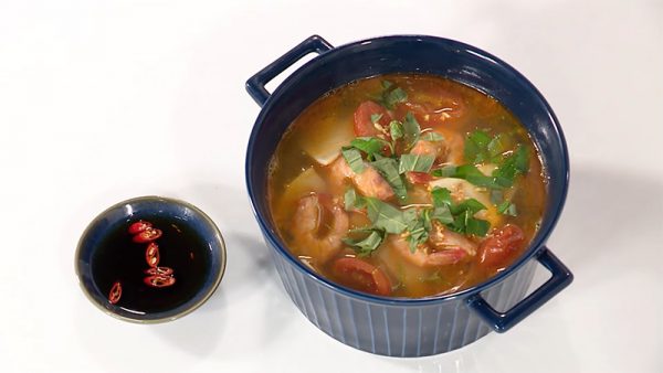 Món canh chua củ hủ dừa tôm đất ngon đậm đà