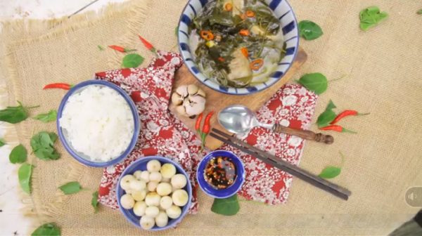 Thưởng thức canh gà cùng cơm hoặc bún