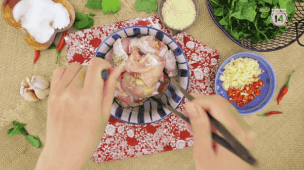 Ướp thịt gà cùng gia vị