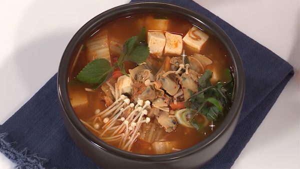 Món canh nghêu kim chi tía tô ngon tuyệt