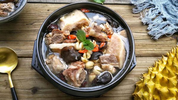 Món canh vỏ sầu riêng xương heo bùi bùi lạ miệng